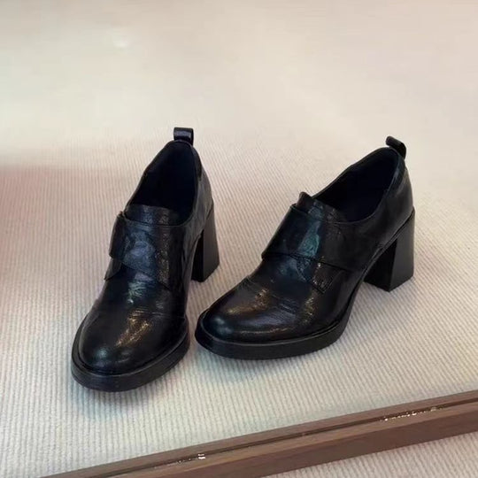 Damen Blockabsatz-Pumps mit doppeltem Riemchen und glänzender Oberflächenstruktur R&B