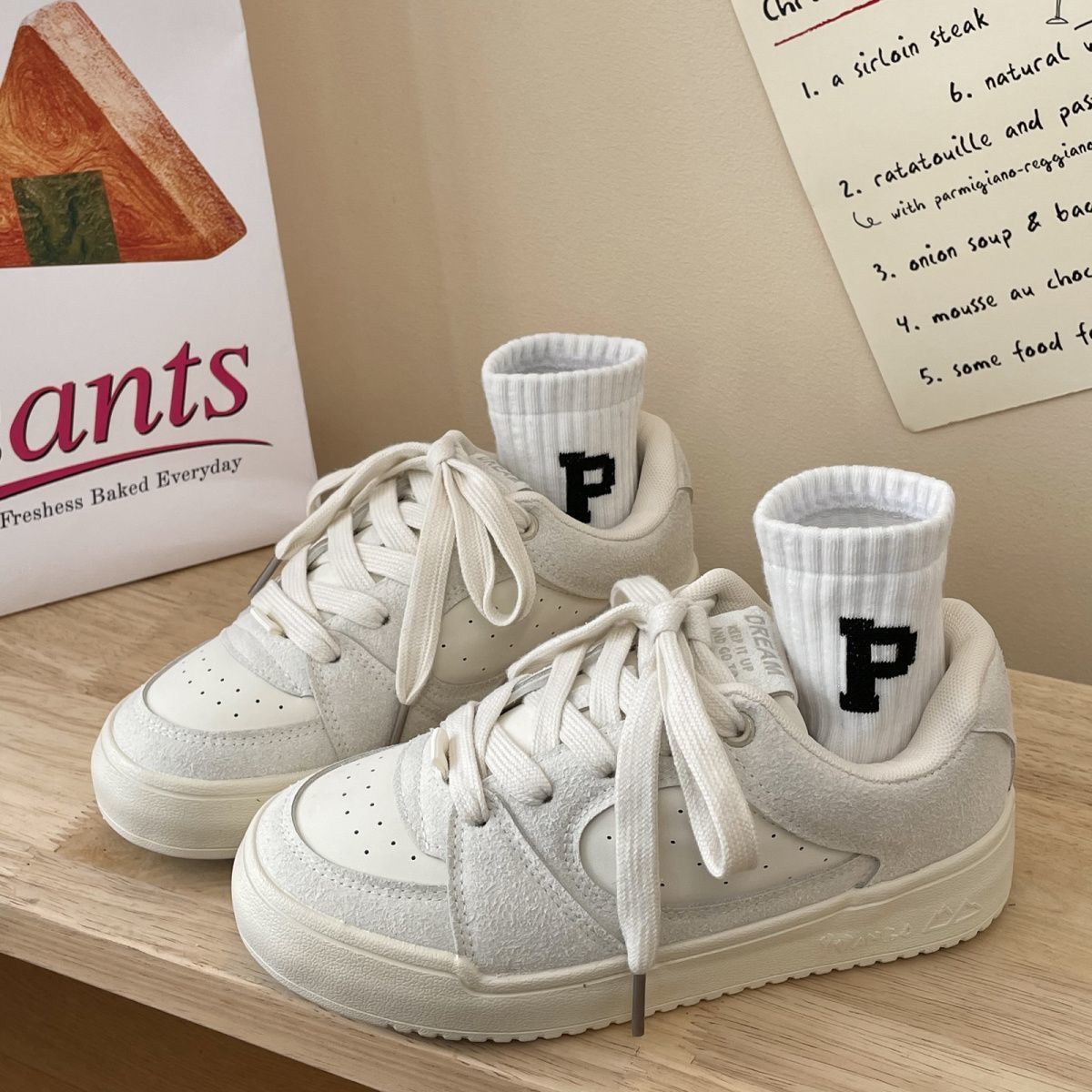 Damen lässige Sneakers mit atmungsaktiver Mesh-Oberfläche und seitlichen Perforationen