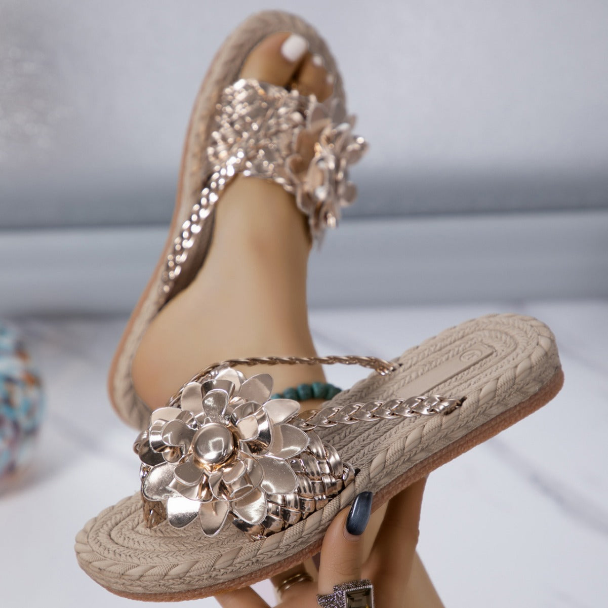 Damen Zehentrenner-Sandalen mit dekorativen Blütenapplikationen und rutschfester Sohle R&B