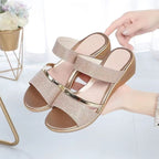 Damen Komfortable Wedge Sandalen mit eleganter Metallic-Applikation