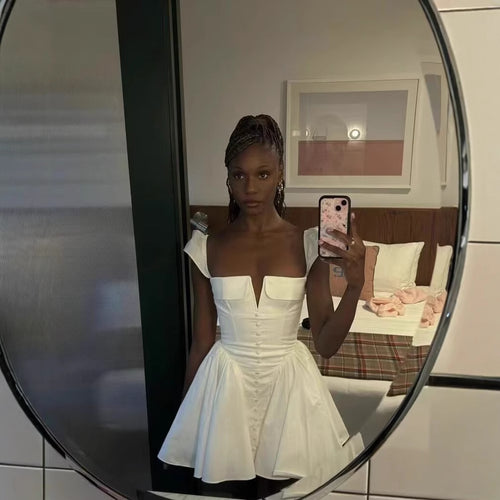 Damen Minikleid mit voluminösen Rüschenelementen und Knopfdetailierung R&B