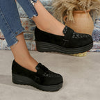 Damen Slipper mit eleganter Tierfell-Applikation und komfortablem Plateau