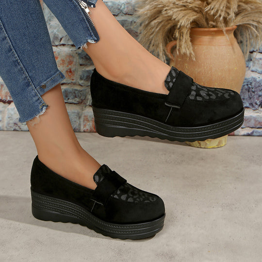 Damen Slipper mit eleganter Tierfell-Applikation und komfortablem Plateau R&B