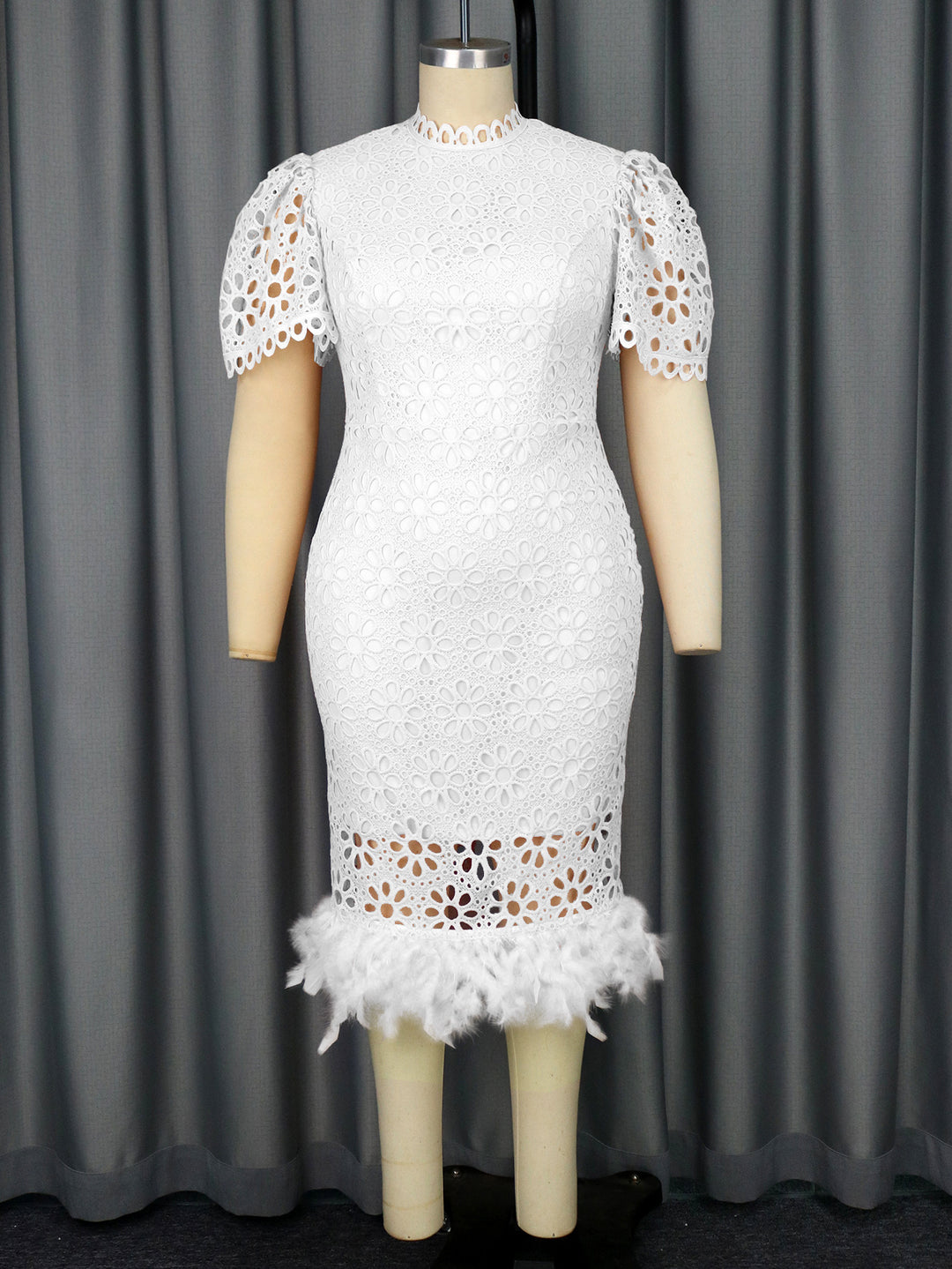 Damen Elegantes Kleid mit floralen Spitzenakzenten und Federdetails R&B