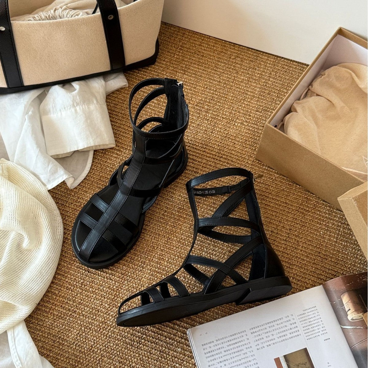 Damen Bequeme und moderne Sandalen mit dekorativen Riemen R&B