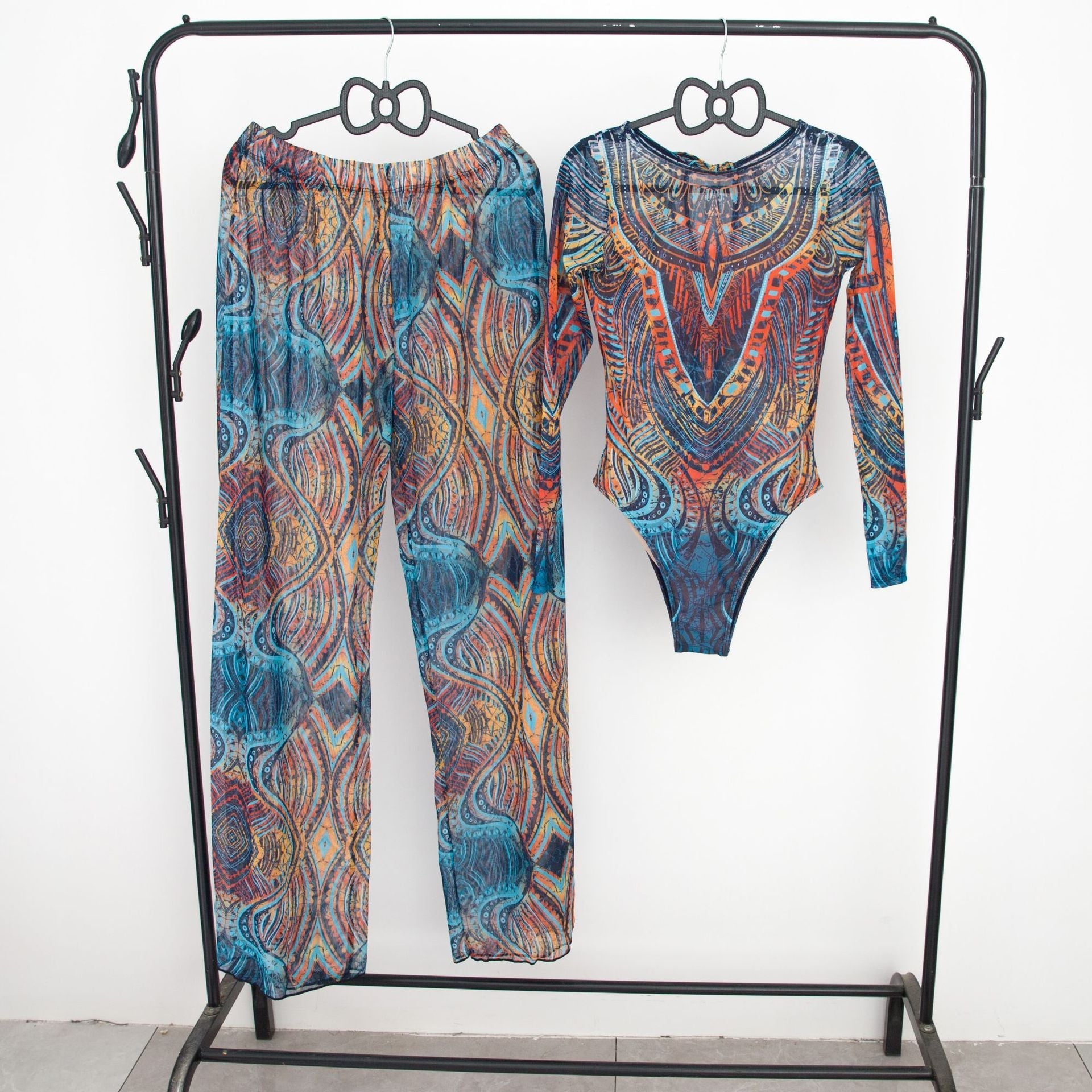 Damen modisches Badeoutfit mit langärmeligen Oberteil und lässigen Pants R&B