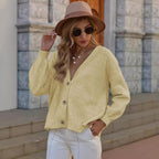 Damen Grobstrickcardigan mit lässigem V-Ausschnitt und dekorativen Knopfdetails R&B