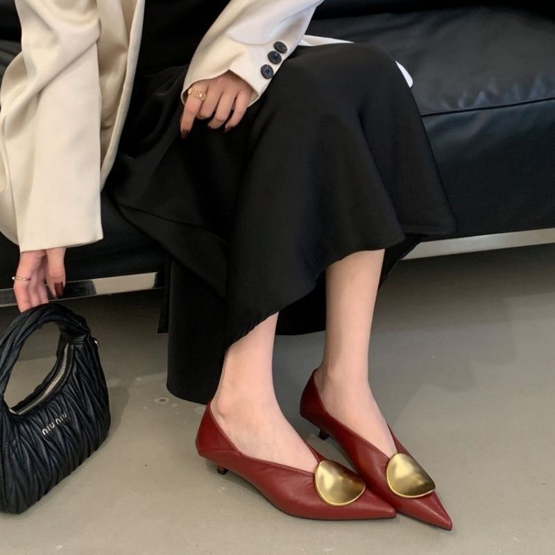 Damen elegante spitze Slipper mit auffälliger Metallapplikation R&B
