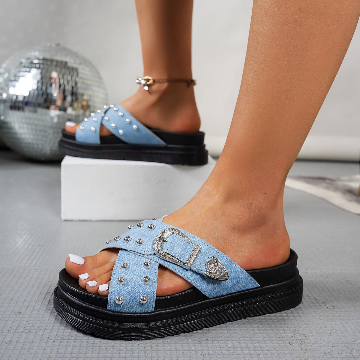 Damen Badesandalen mit modischem Riemendesign und eleganten Nieten R&B