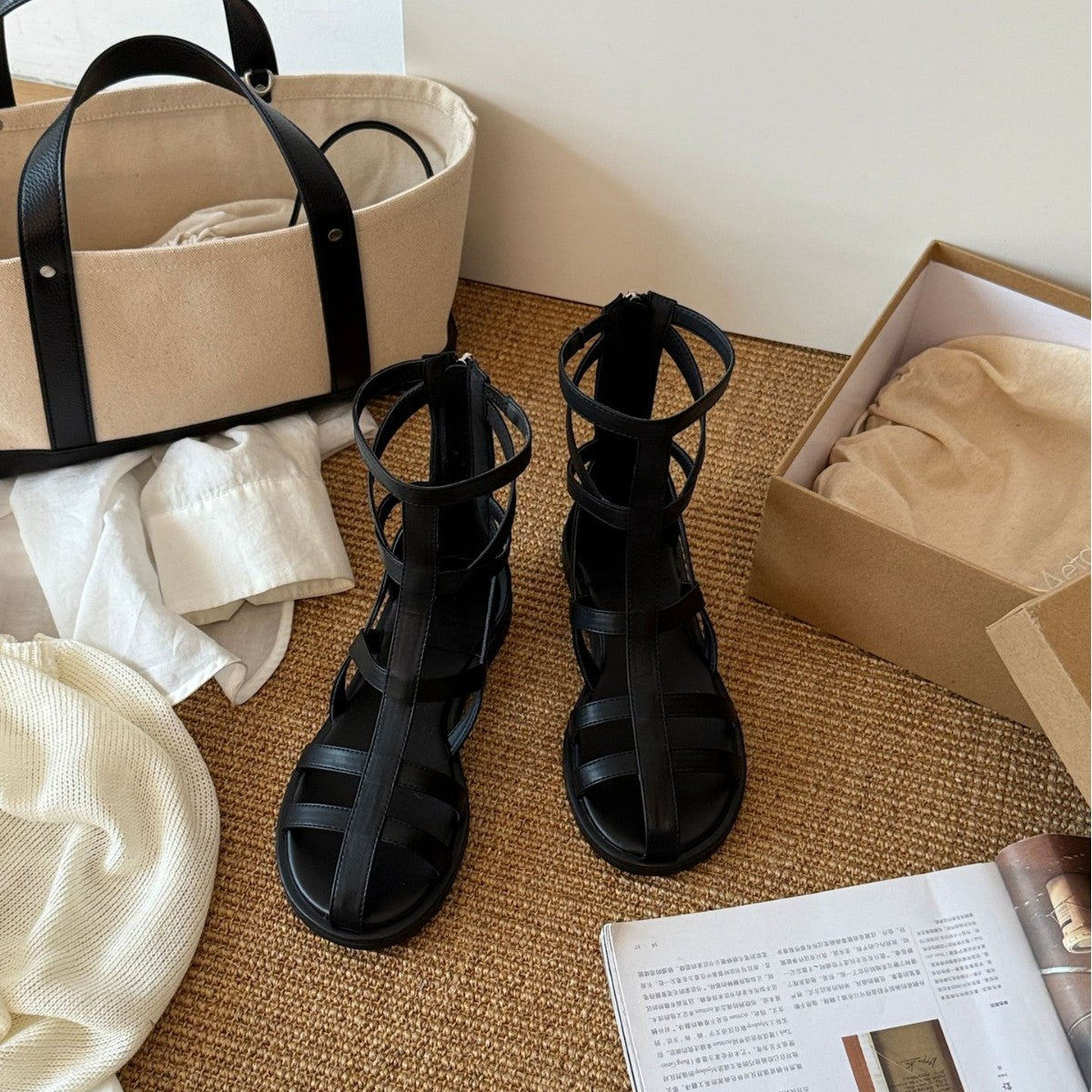 Damen Bequeme und moderne Sandalen mit dekorativen Riemen R&B