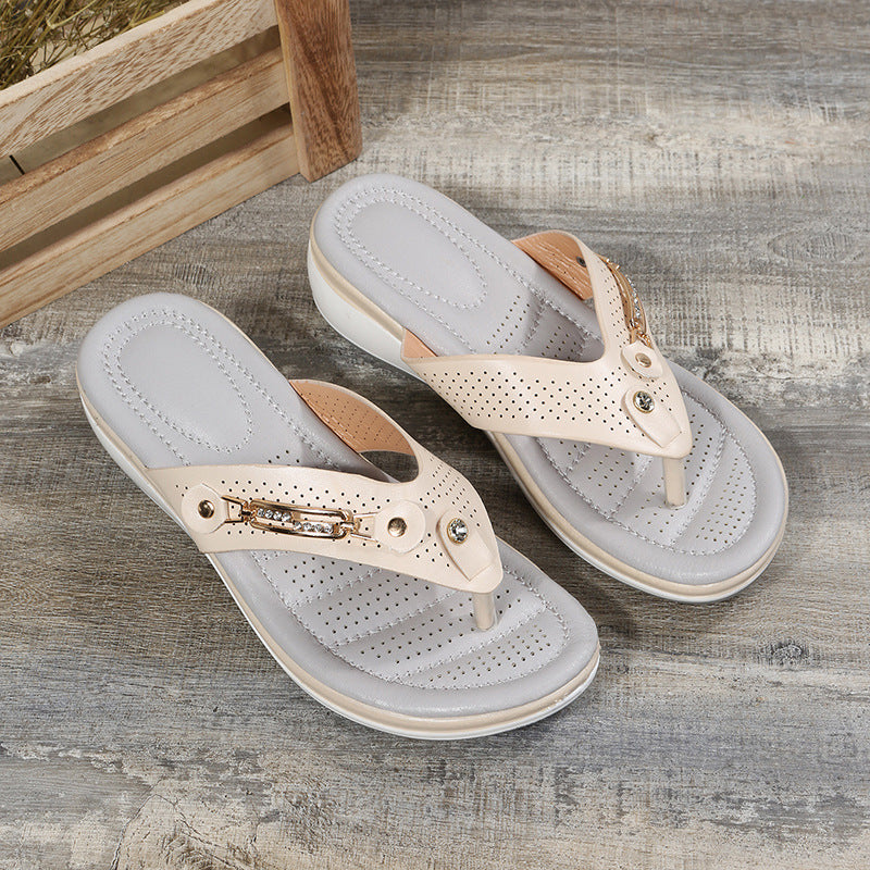 Damen modische Zehentrenner-Sandalen mit gepolstertem Fußbett und dekorativen Nieten R&B