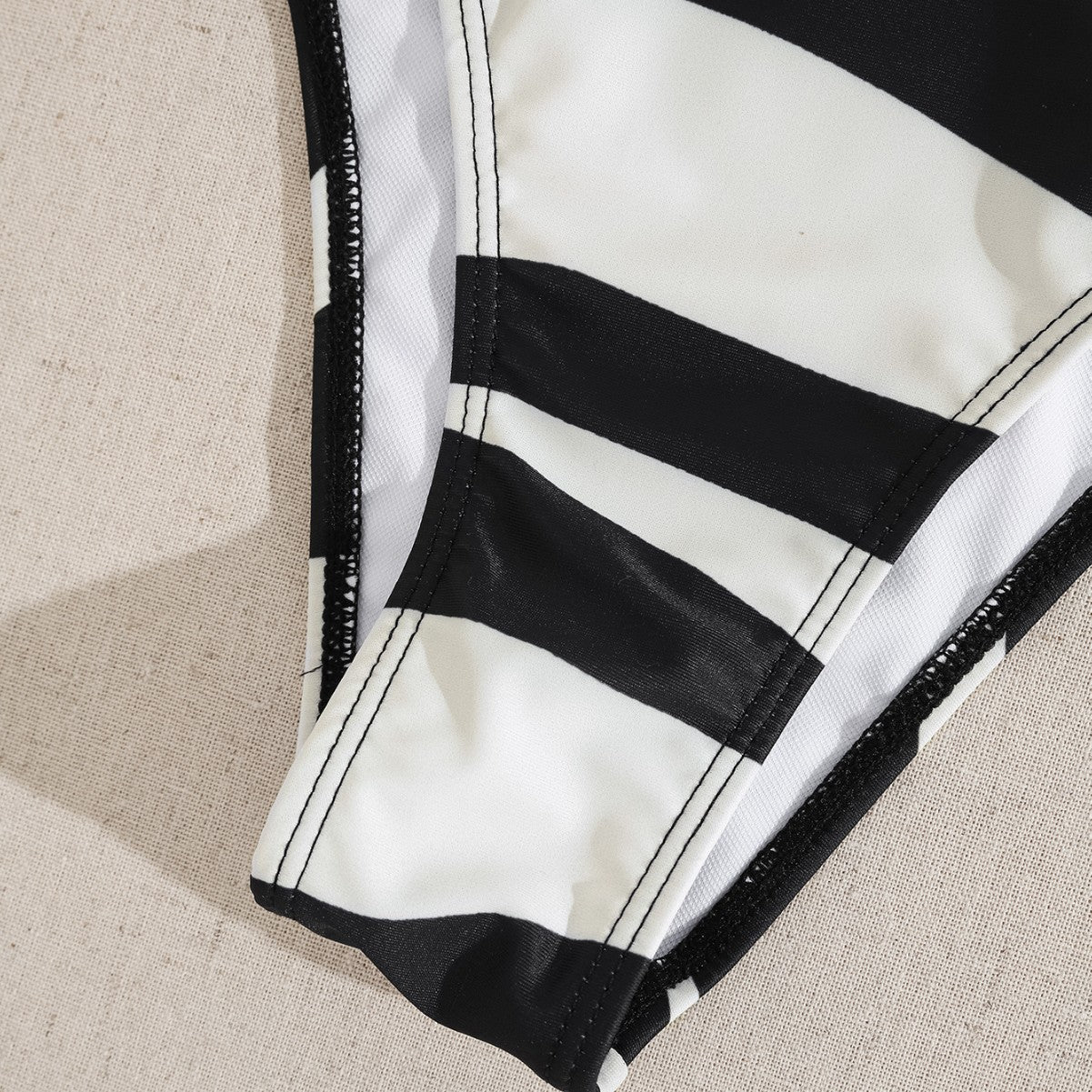 Damen Bandeau-Bikini mit modischem Schnallen-Detail und asymmetrischem Schnitt R&B