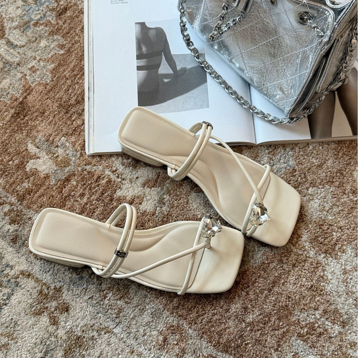 Damen Elegante Badesandalen im minimalistischen Design mit geschmackvollen Verzierungen R&B