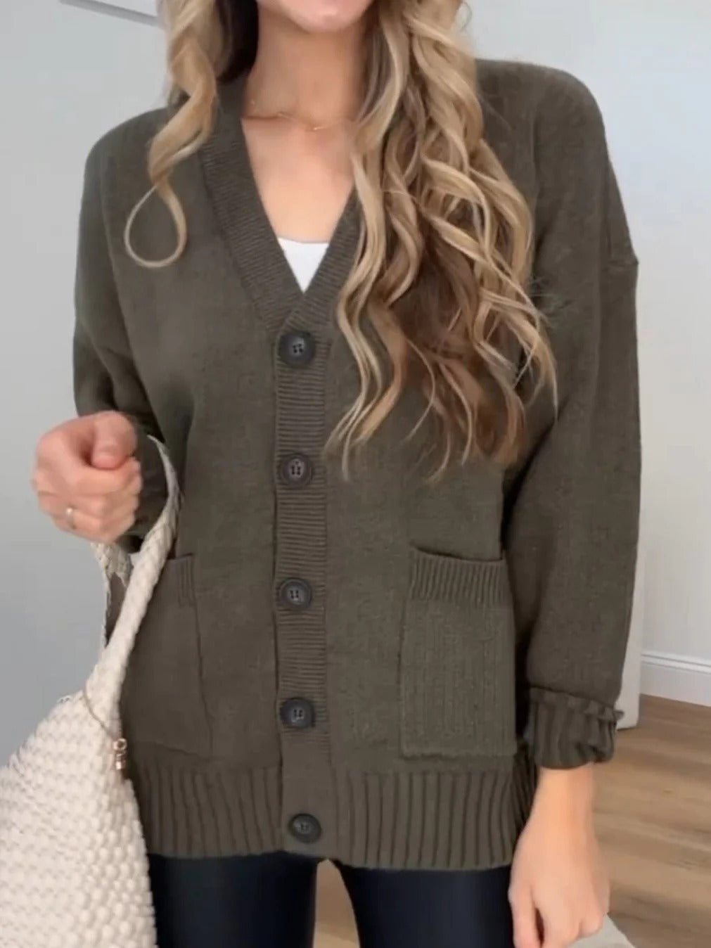 Damen Strickjacke mit Taschen und modernen Knöpfen R&B