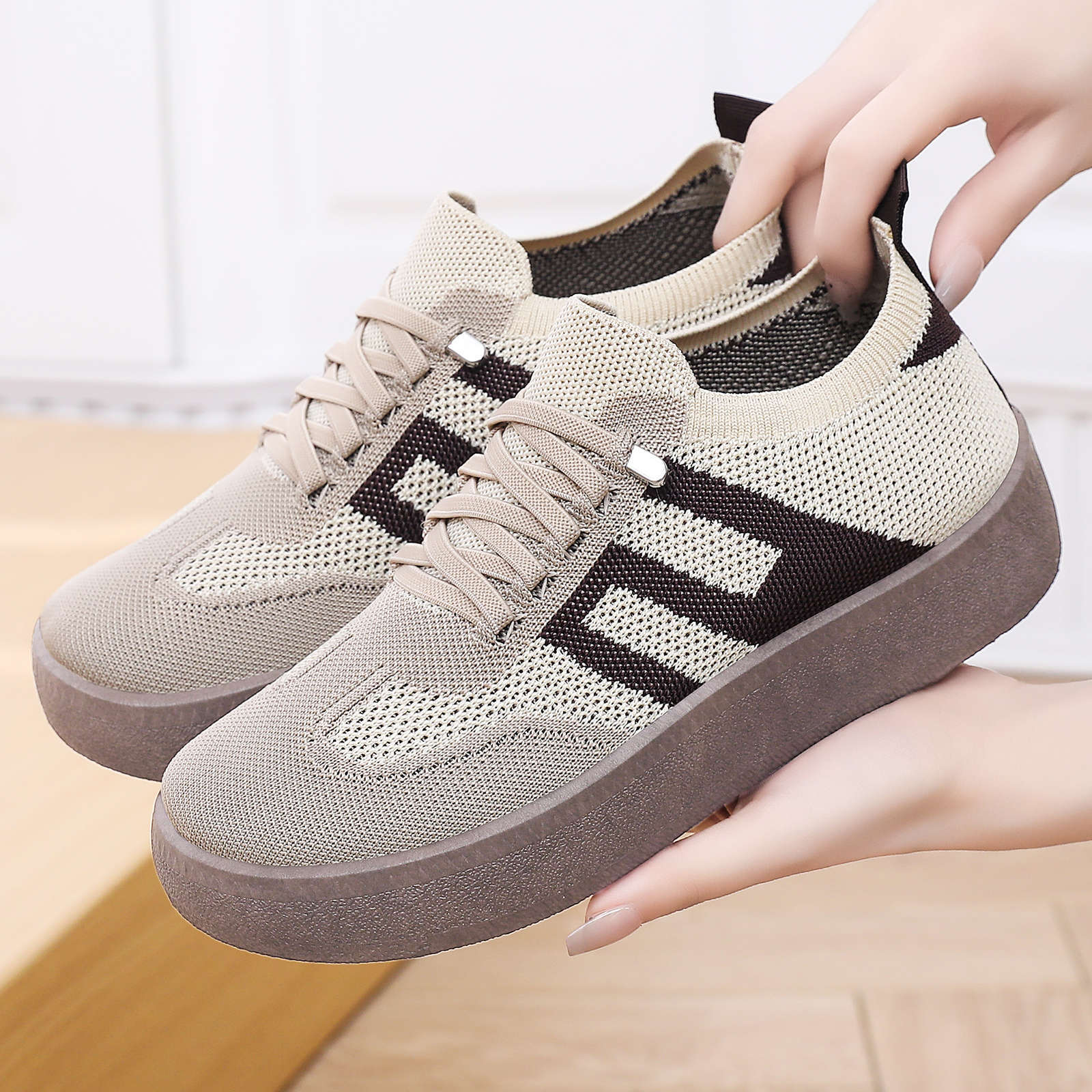 Damen Bequeme und luftige Sneaker mit Plattformsohle R&B