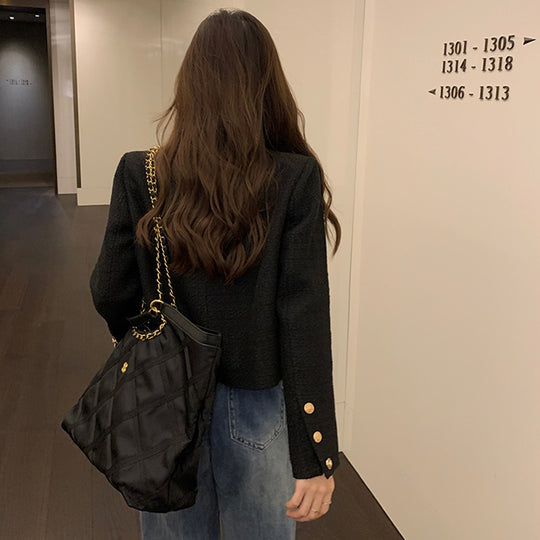 Damen Kurzblazer mit eleganten goldenen Knöpfen und modernem Schnitt