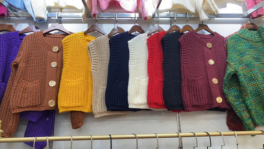 Damen Strickweste mit eleganten Knöpfen und praktischen Taschen R&B