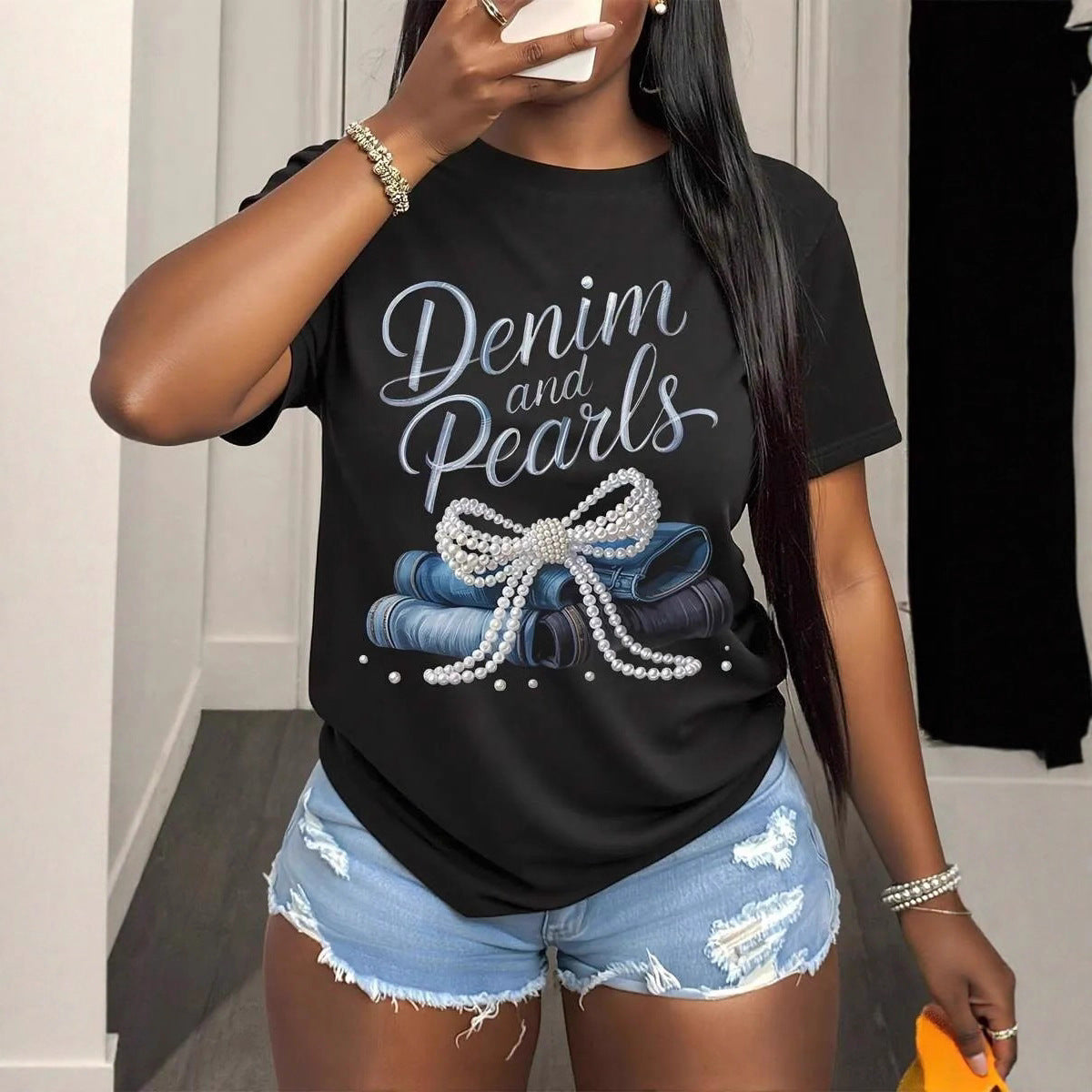 Damen T-Shirt mit kreativem Schriftzug und eleganten Perlenakzenten R&B
