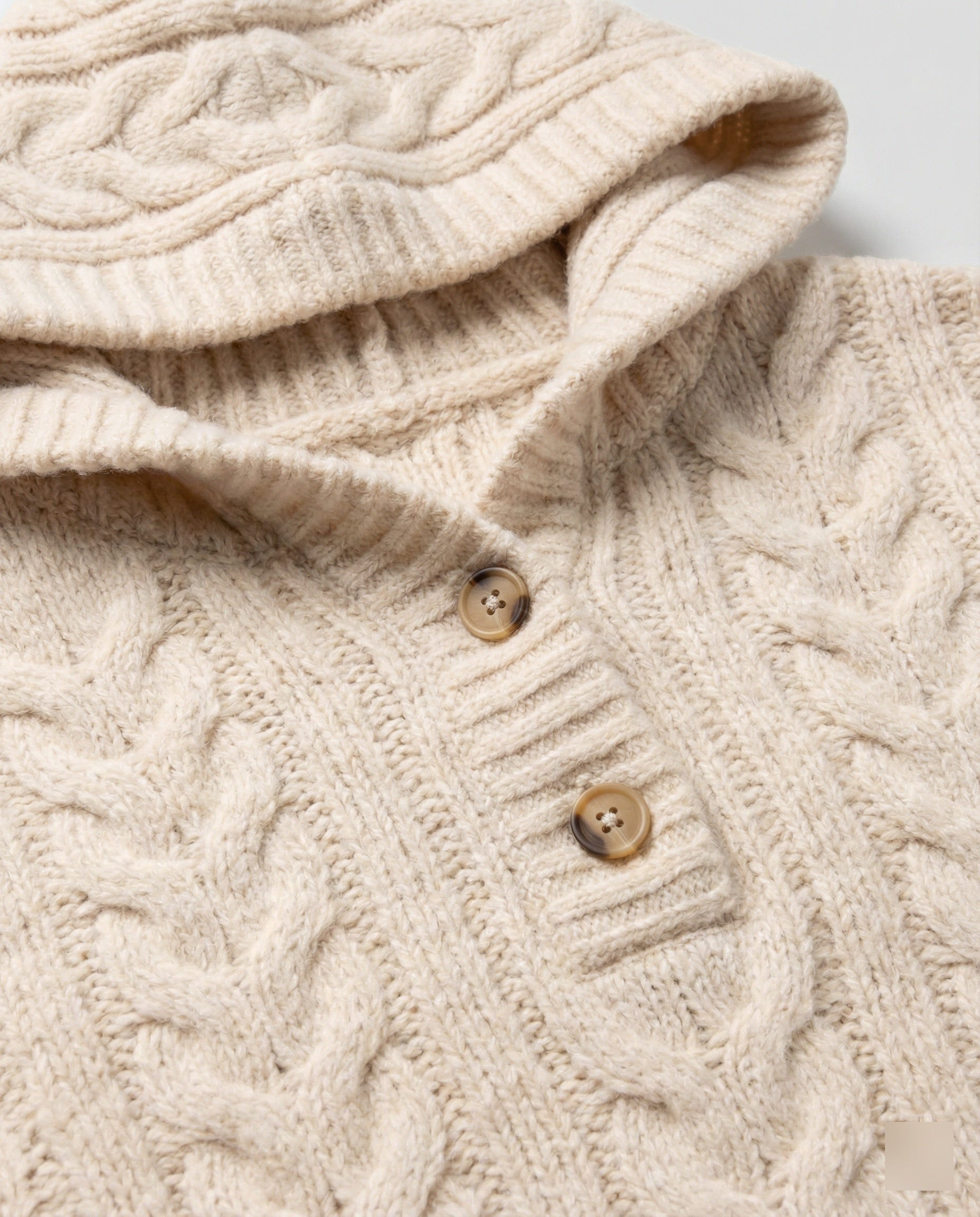 Kuscheliger Damen Strickpullover mit Kapuze Weißer Longsleeve Casual Look