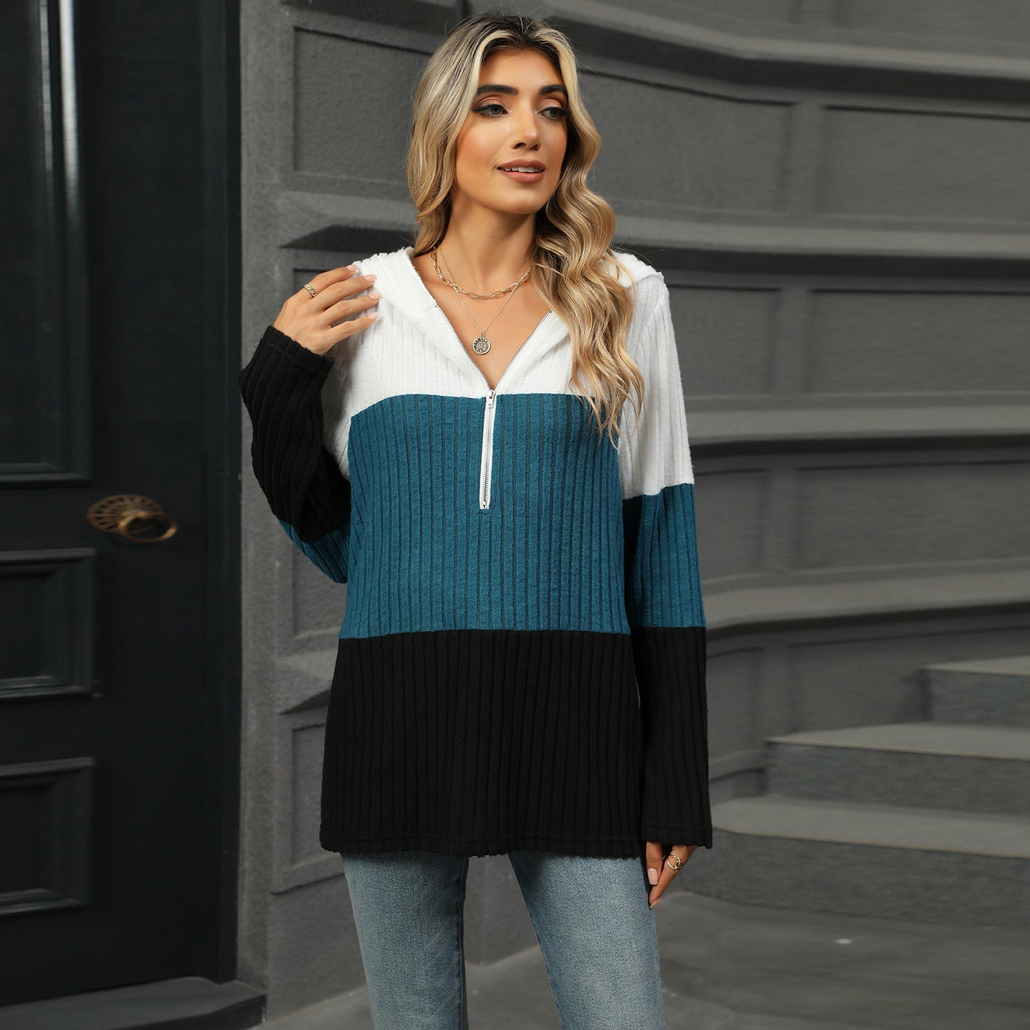 Damen Lässiger Pullover mit hohem Kragen und kontrastierenden Streifen R&B