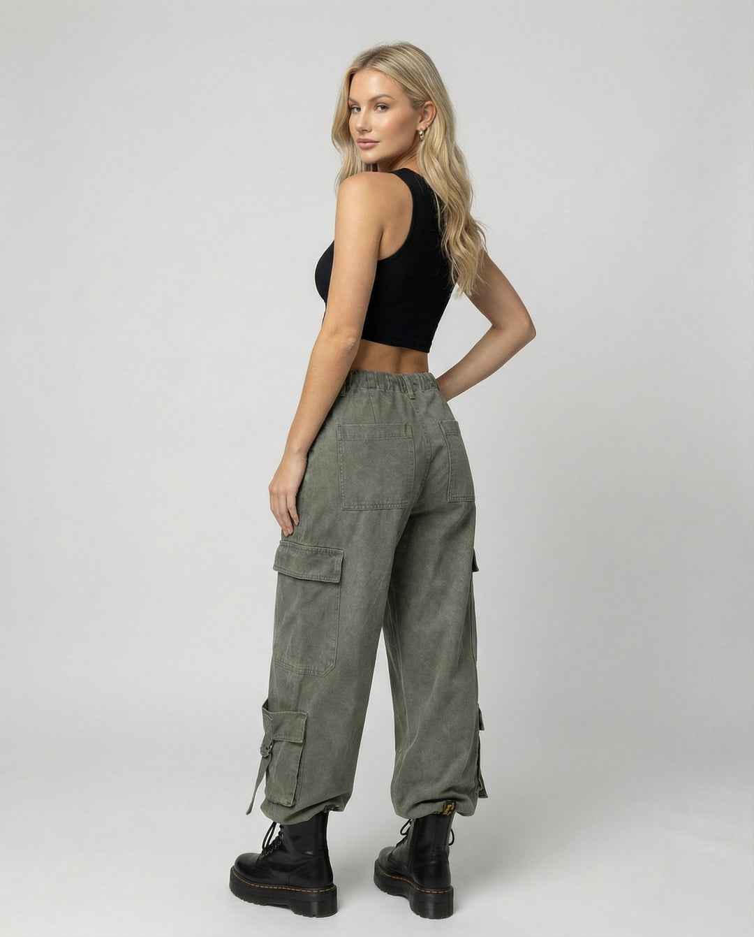 Damen extrabreite Cargo-Palazzohose mit frontseitigen Reißverschlusstaschen, aufgesetzten Klappentaschen und verstellbaren Beinbändern R&B