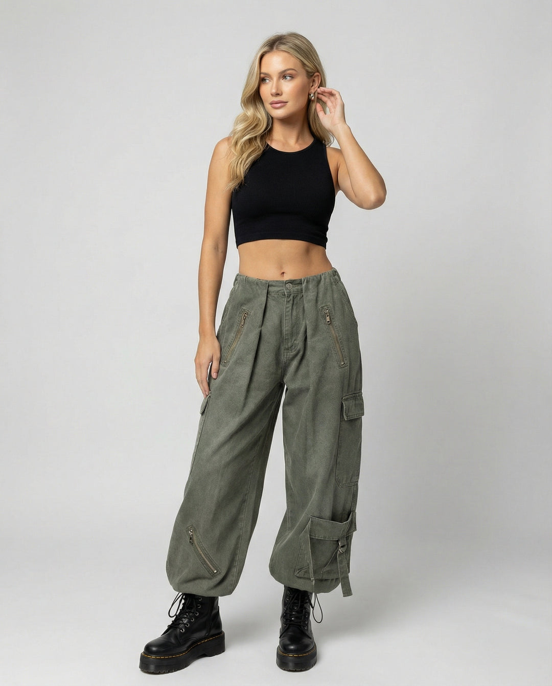Damen extrabreite Cargo-Palazzohose mit frontseitigen Reißverschlusstaschen, aufgesetzten Klappentaschen und verstellbaren Beinbändern R&B