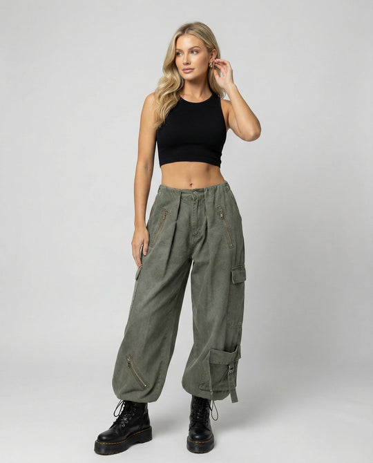 Damen extrabreite Cargo-Palazzohose mit frontseitigen Reißverschlusstaschen, aufgesetzten Klappentaschen und verstellbaren Beinbändern R&B
