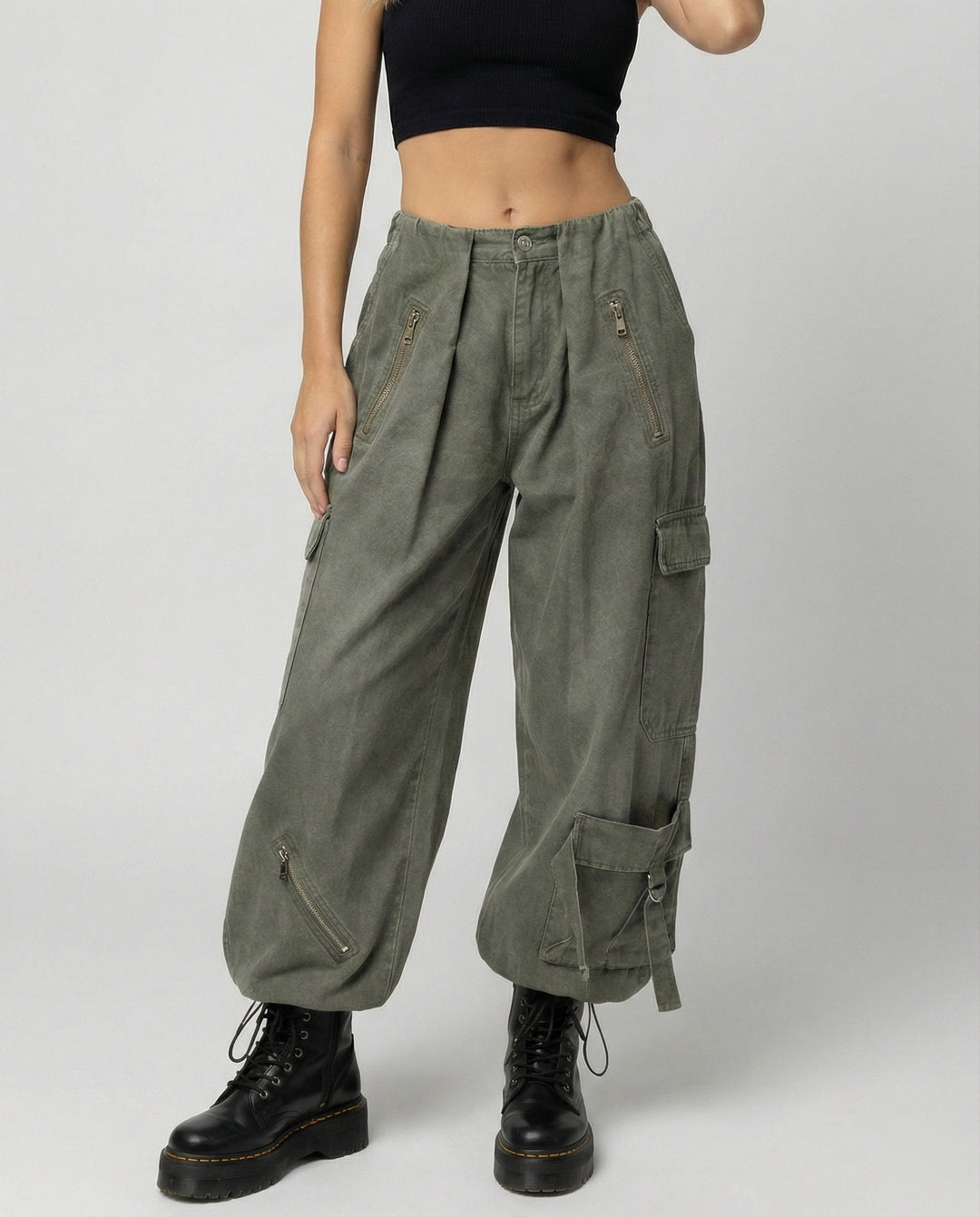Damen extrabreite Cargo-Palazzohose mit frontseitigen Reißverschlusstaschen, aufgesetzten Klappentaschen und verstellbaren Beinbändern R&B