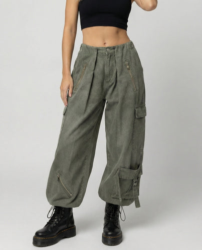 Damen extrabreite Cargo-Palazzohose mit frontseitigen Reißverschlusstaschen, aufgesetzten Klappentaschen und verstellbaren Beinbändern R&B