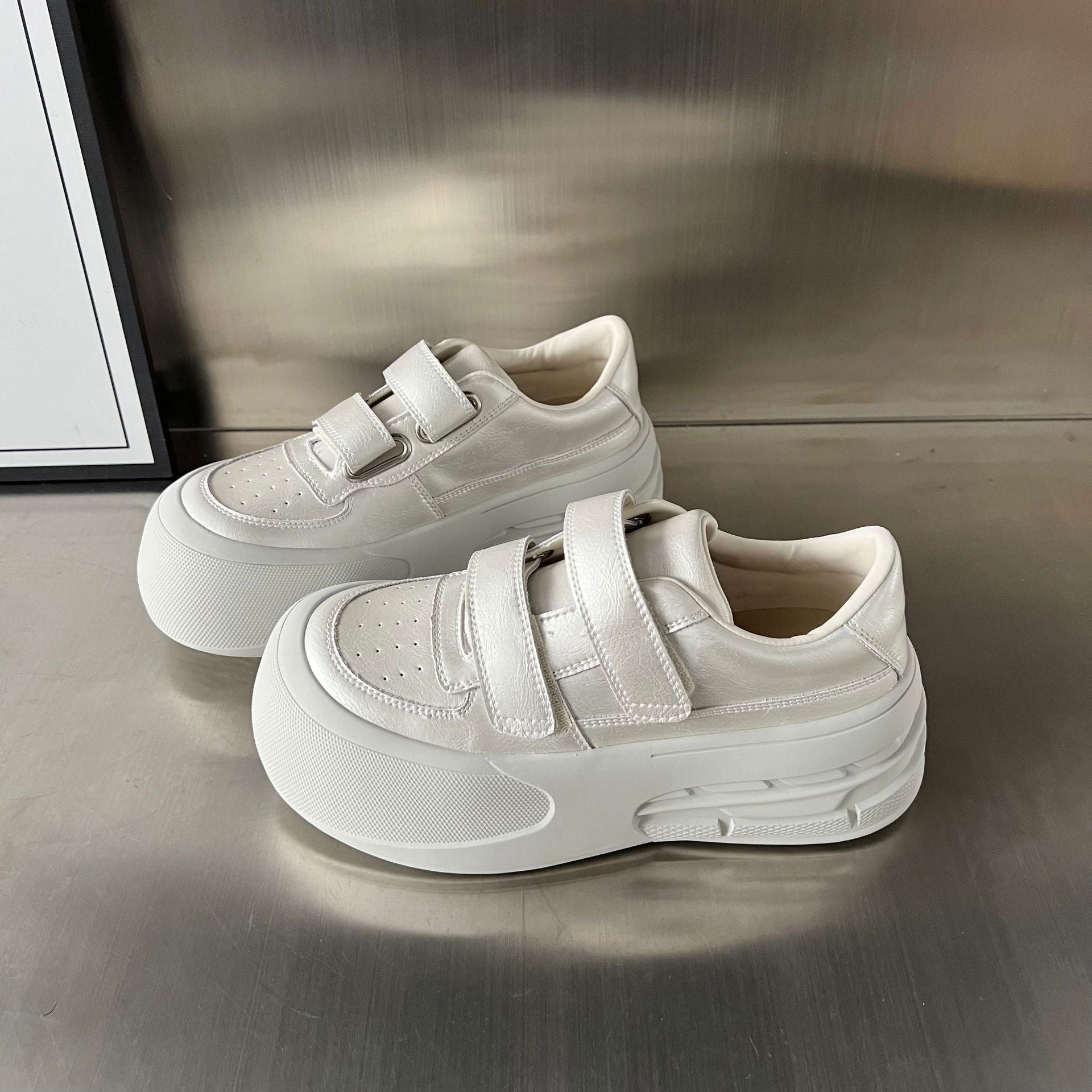 Damen Sportliche Sneakers mit verstellbarem Klettverschluss und luftiger Silhouette R&B