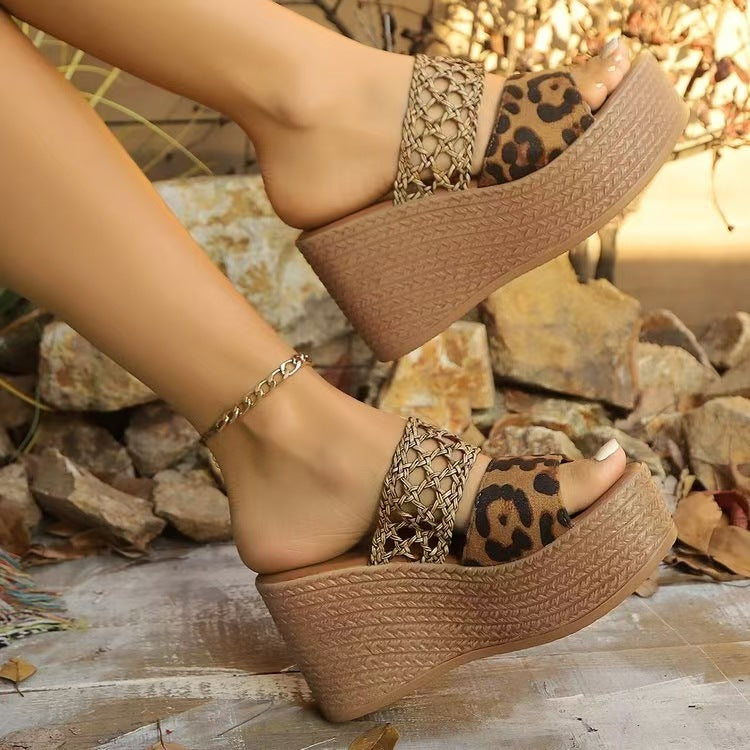 Damen Wedge-Sandaletten mit geflochtenem Design und modischen Leodetails R&B