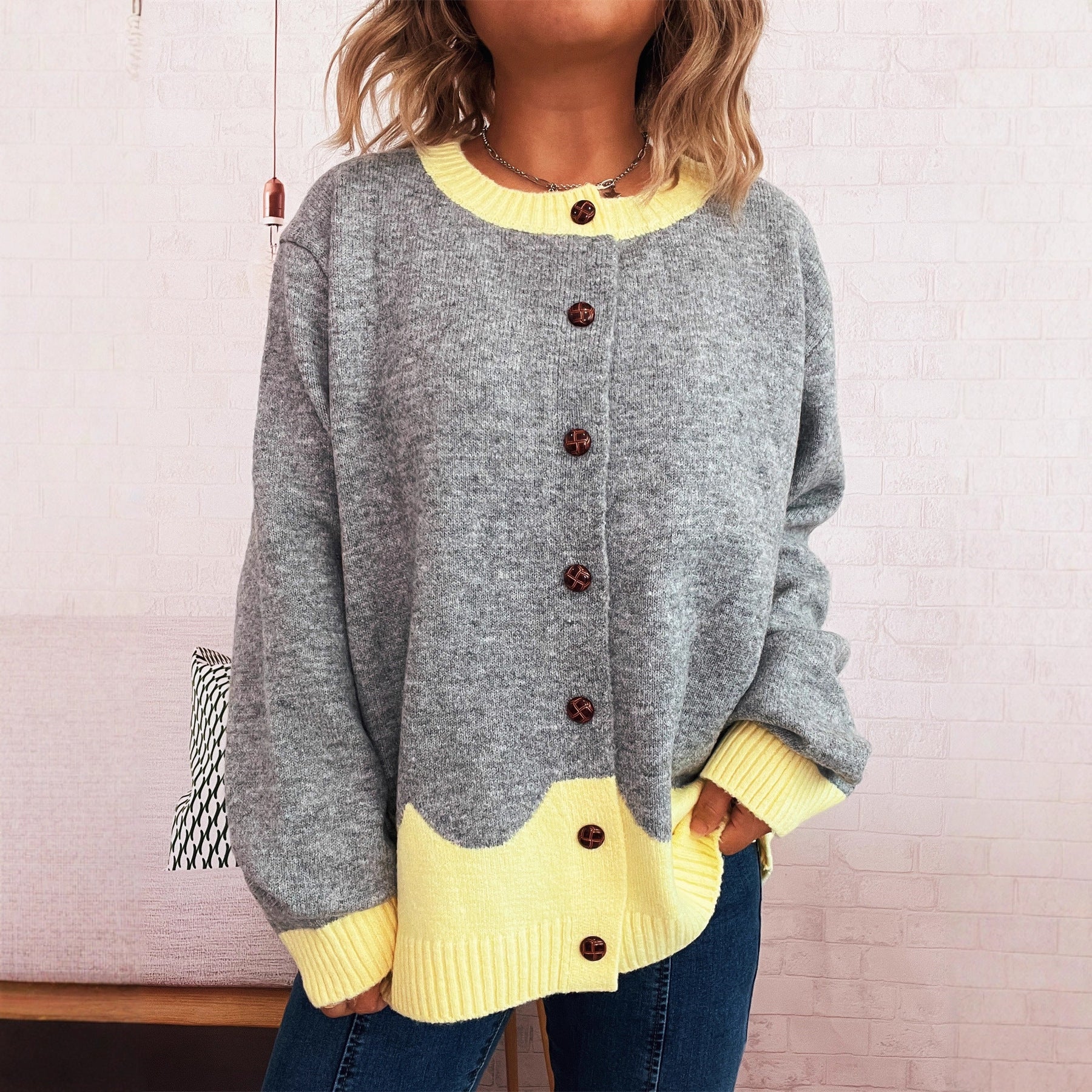 Damen lässige Strickjacke mit buntem Kontrast und eleganten Knopfdetails R&B