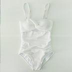 Damen Einteiler Badeanzug mit elegantem Wickeldesign und modischen Rüschendetails R&B
