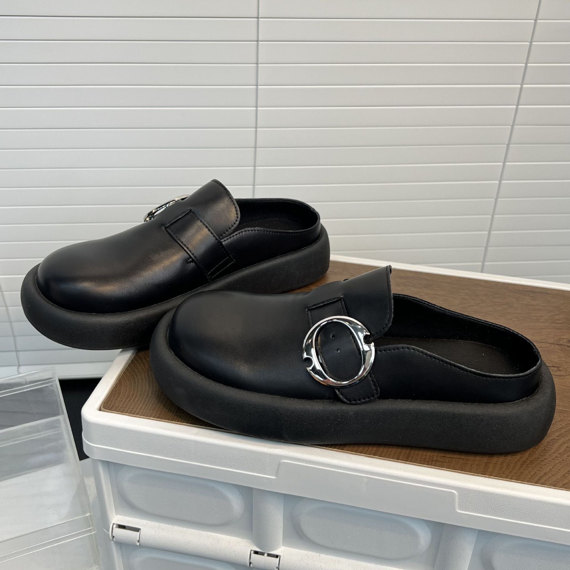 Damen Komfortable und modische Clogs mit dekorativem Detail R&B