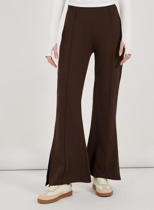 Damen weite Flared-Hose aus strukturiertem Material mit seitlichen Schlitzen R&B