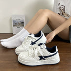 Damen Sneakers im zeitgenössischen Design mit atmungsaktiver Oberflächenstruktur und Gummisohle