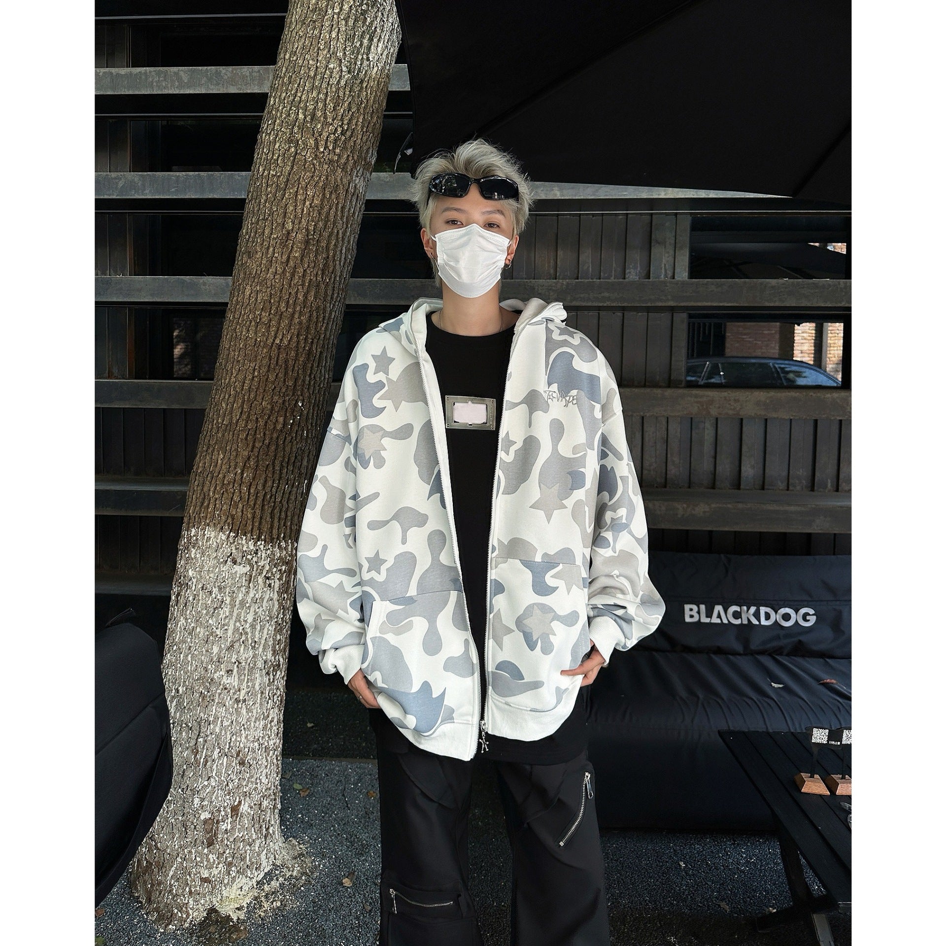 Damen Kapuzenpullover mit einzigartigem Camouflage-Design und aufwendiger Stickerei