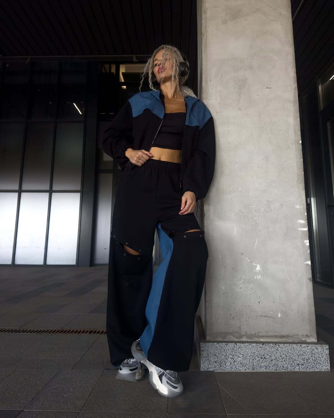 Damen Urbaner Sportanzug mit lässiger Jacke und weiten Hosen R&B