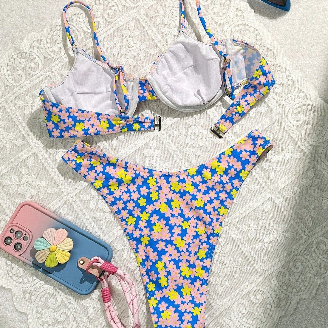 Damen Bademode mit floralem Design und raffinierten Trägern