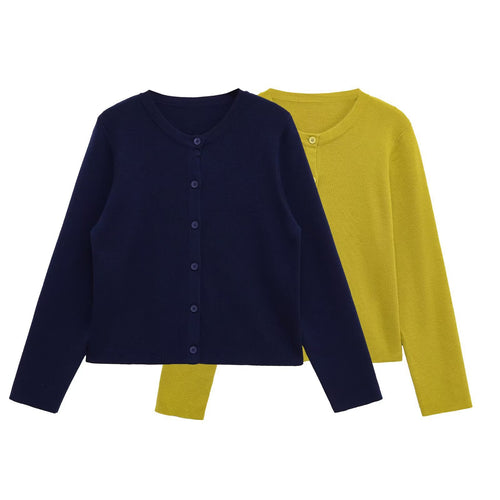 Damen Kleidung aus hochwertigem Strickmaterial mit Knopfleiste und Rundhalsausschnitt R&B