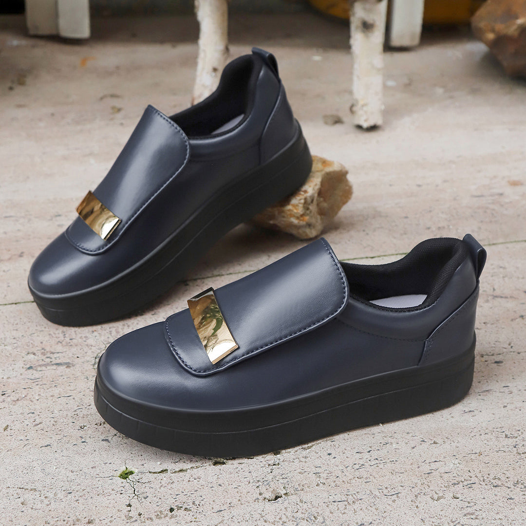 Damen Slip-On Sneakers mit glänzendem Riemen und komfortabler Sohle R&B