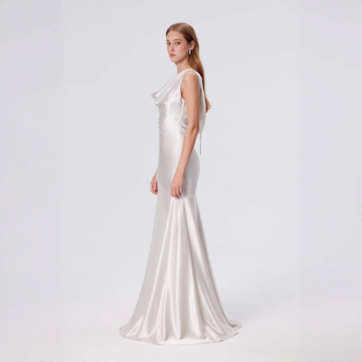 Damen elegantes Abendkleid mit fließendem Satin und raffiniertem Ausschnitt R&B