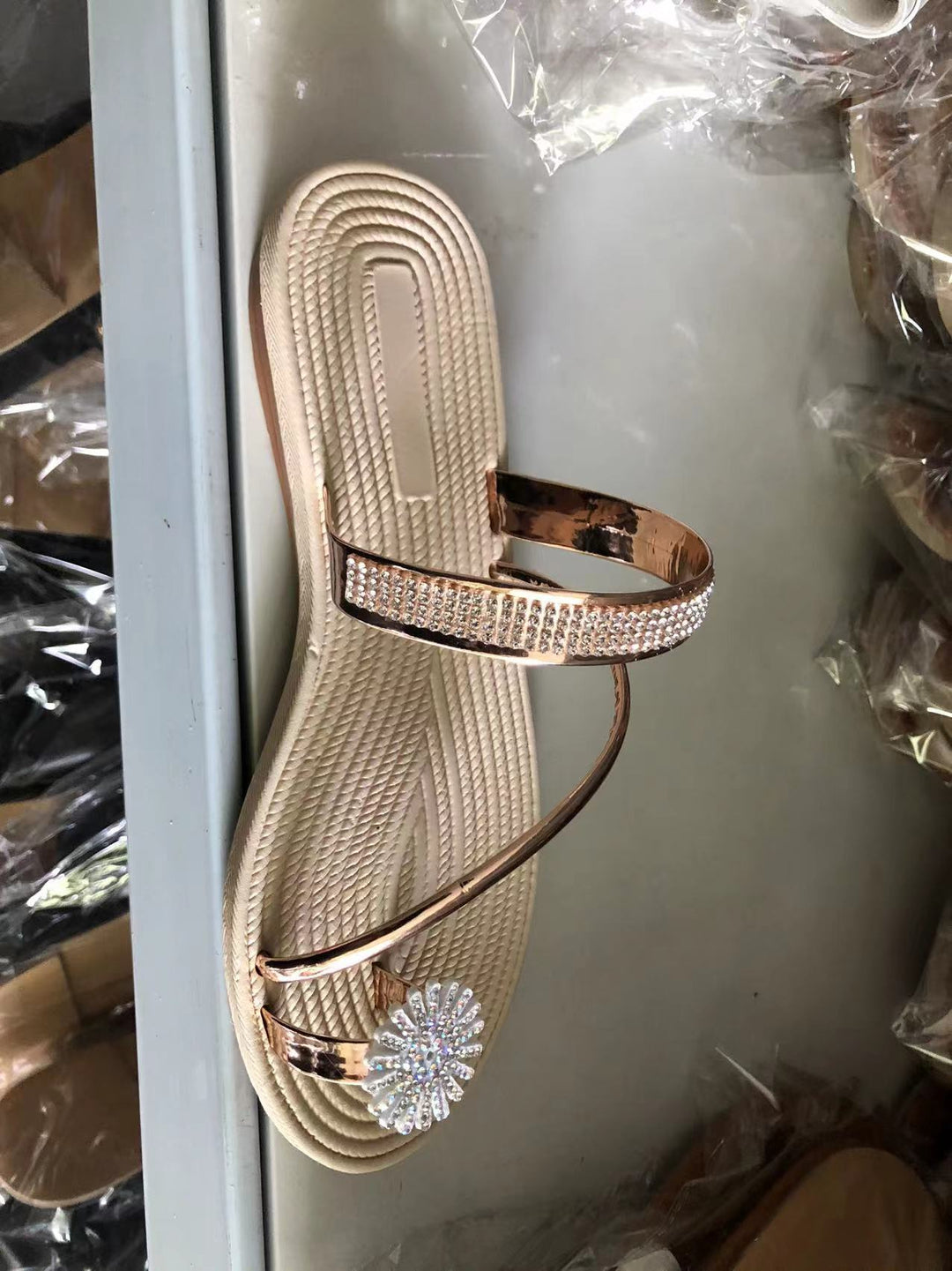 Damen Zierliche Modische Flip-Flops mit funkelnden Strassdetails und konturiertem Fußbett R&B
