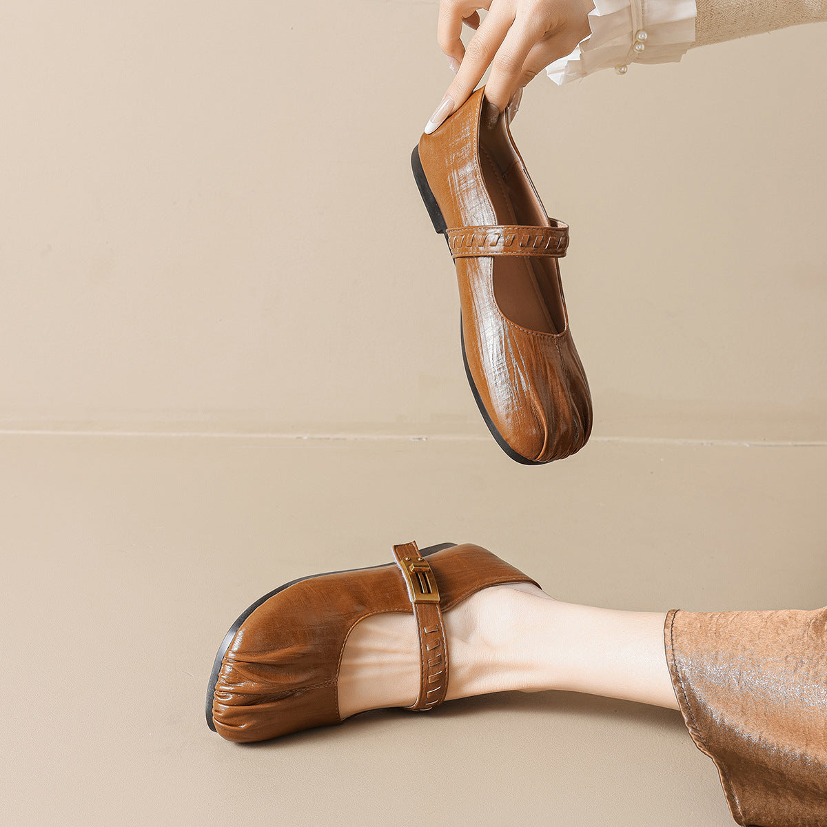 Damen Ballerinas mit dekorativem Riemenverschluss und hochwertiger Lederoberfläche