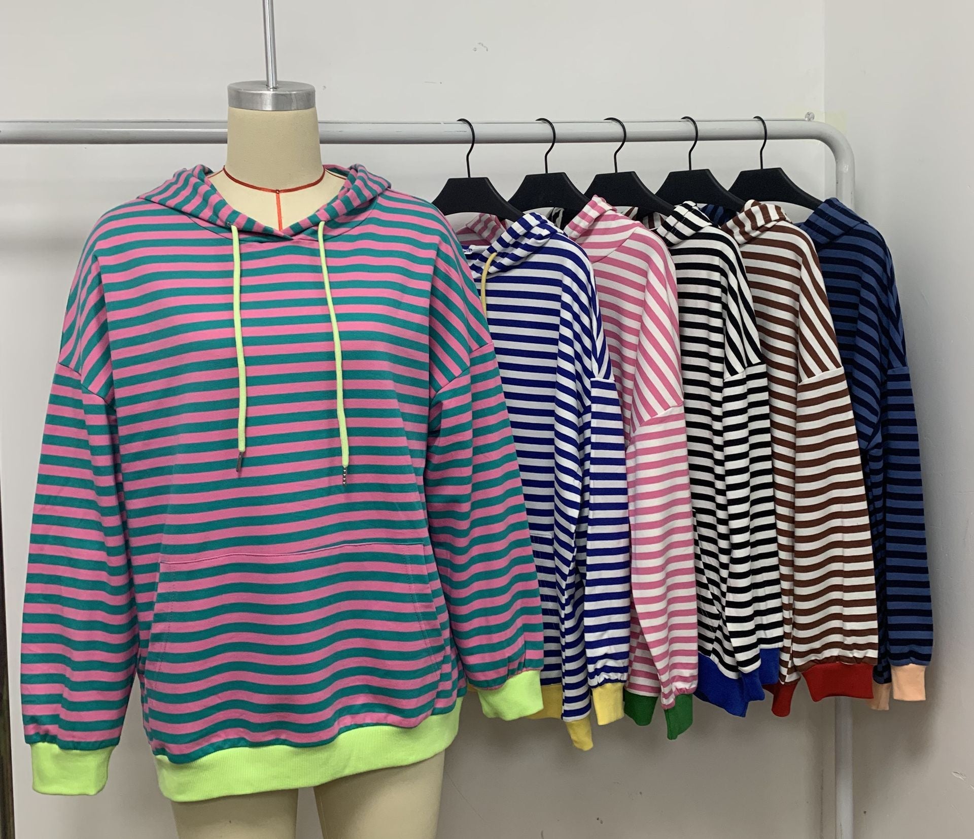 Damen gestreifter Kapuzenpullover mit stylischer Kängurutasche R&B