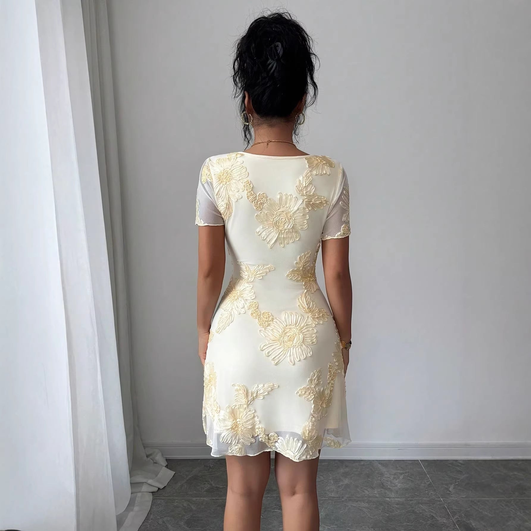 Damen nan figurbetontes Tüll-Minikleid mit dreidimensionaler Blütenstickerei, vorderem Schlitz und kurzen transparenten Ärmeln R&B
