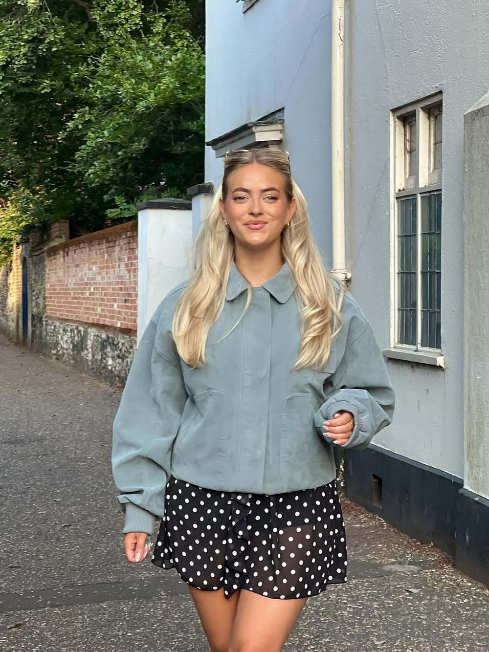 Damen Kurze Bomberjacke aus weichem Material mit einem lässigen Schnitt R&B