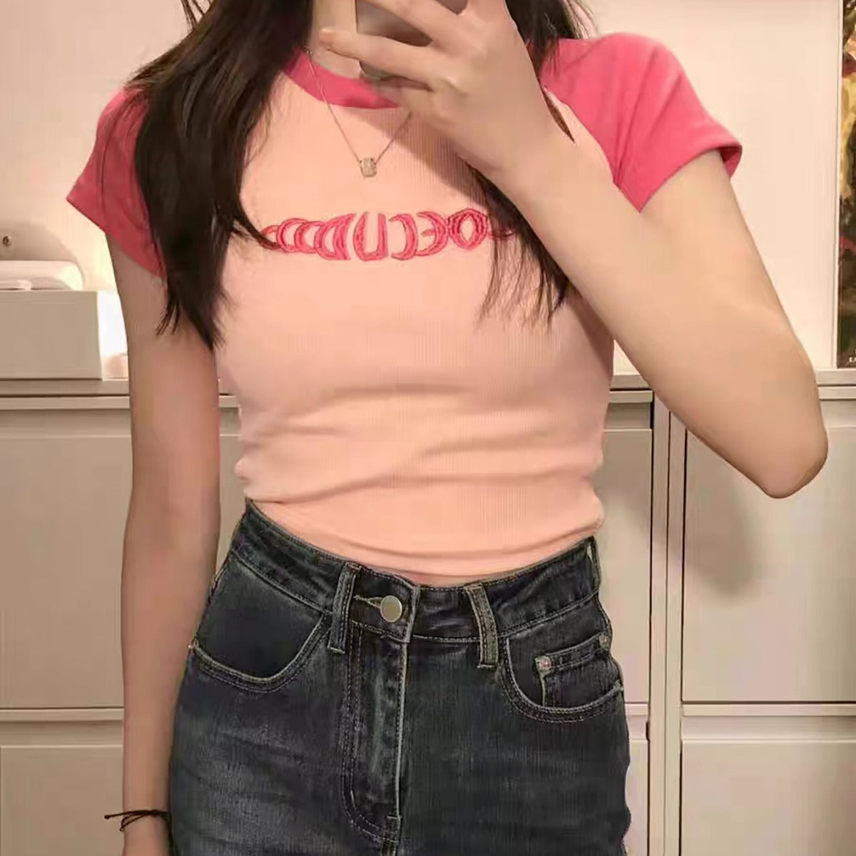 Damen Cropped T-Shirt mit kontrastierenden Ärmeln und modernem Aufdruck R&B