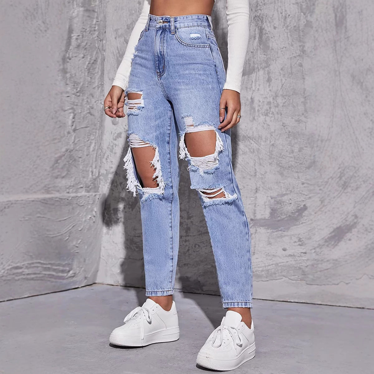 abgetragene gerade geschnittene Jeans