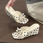 Damen Wedge-Sandalen mit verspieltem Punkten-Design und elegantem Schleifen-Detail EB